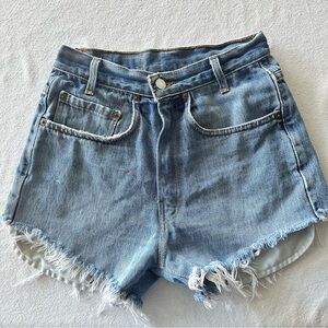 Levis 560 Women’s Denim Distressed Frayed Hem Shorts Size 26